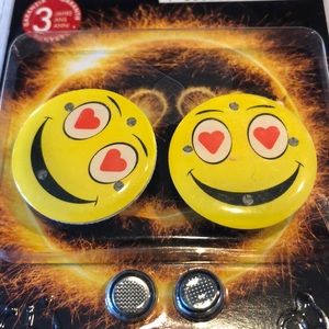 😍New in package Emoji ❤️ eyes Set of 2 led Pins😍